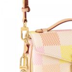 Louis Vuitton N40749 Pochette Métis East West Peach
